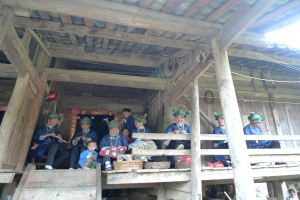 圖2:繡花的婦女(吊腳樓上繡未來(lái)).jpg 圖2:繡花的婦女(吊腳樓上繡未來(lái)).jpg