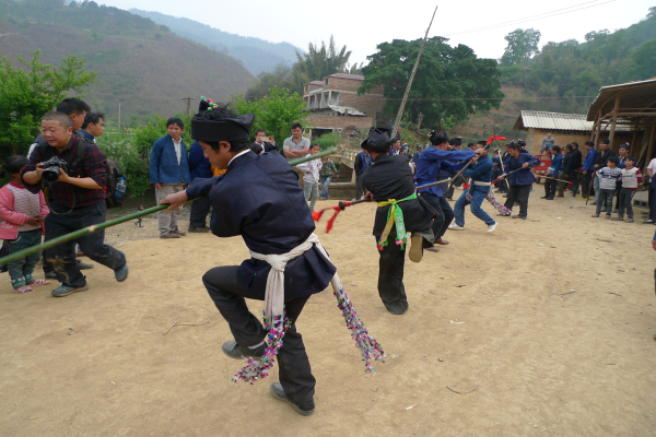 圖5:晨練-耍大刀(壯家漢子喜愛(ài)的節(jié)目,大刀練出了壯家漢子的威武和美好生活).jpg 圖5:晨練-耍大刀(壯家漢子喜愛(ài)的節(jié)目,大刀練出了壯家漢子的威武和美好生活).jpg