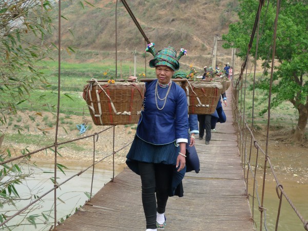 圖8:挑著春天(挑谷籮的一排婦女,挑回了整個(gè)春天,整齊的步伐合著吊橋顫動(dòng)的節(jié)奏,細(xì)細(xì)的腰肢蕩出風(fēng)情萬(wàn)種).jpg 圖8:挑著春天(挑谷籮的一排婦女,挑回了整個(gè)春天,整齊的步伐合著吊橋顫動(dòng)的節(jié)奏,細(xì)細(xì)的腰肢蕩出風(fēng)情萬(wàn)種).jpg