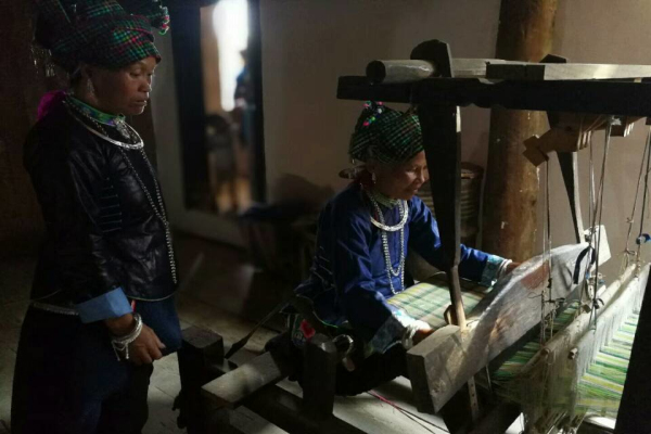 圖10:手工紡織美好生活(農(nóng)忙之余,勤勞的壯家婦女們?cè)谑止ぜ彶紮C(jī)上紡織自己喜歡的布料。).jpg 圖10:手工紡織美好生活(農(nóng)忙之余,勤勞的壯家婦女們?cè)谑止ぜ彶紮C(jī)上紡織自己喜歡的布料。).jpg