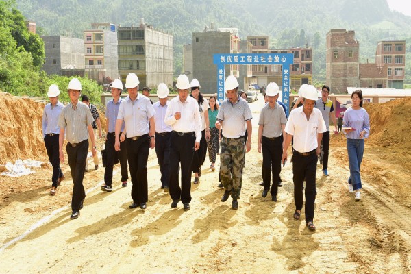 陸俊華深入廣南縣蓮城鎮岜奪村調研異地搬遷項目工作.jpg 陸俊華深入廣南縣蓮城鎮岜奪村調研異地搬遷項目工作.jpg