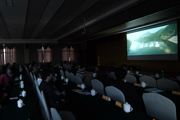 (600X400)圖2:會前觀影.jpg (600X400)圖2:會前觀影.jpg