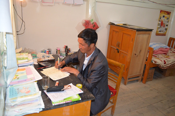 寂寞清貧無所懼 嘔心瀝血為成材_副本.jpg 寂寞清貧無所懼 嘔心瀝血為成材_副本.jpg