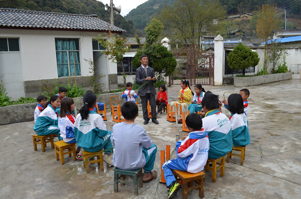 扎根大山30載 澆灌桃李吐芳華_副本.jpg 扎根大山30載 澆灌桃李吐芳華_副本.jpg