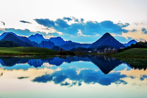 6.寧?kù)o的小山村。晨霧中的小山村倒映在湖水中,清澈如鏡,如云幻動(dòng),別有一方風(fēng)情。_副本.jpg 6.寧?kù)o的小山村。晨霧中的小山村倒映在湖水中,清澈如鏡,如云幻動(dòng),別有一方風(fēng)情。_副本.jpg