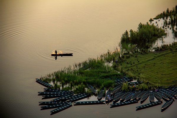 9.暮歸船夫。送完最后一批游客,漁夫整理下船務(wù)就可以回家了。_副本.jpg 9.暮歸船夫。送完最后一批游客,漁夫整理下船務(wù)就可以回家了。_副本.jpg