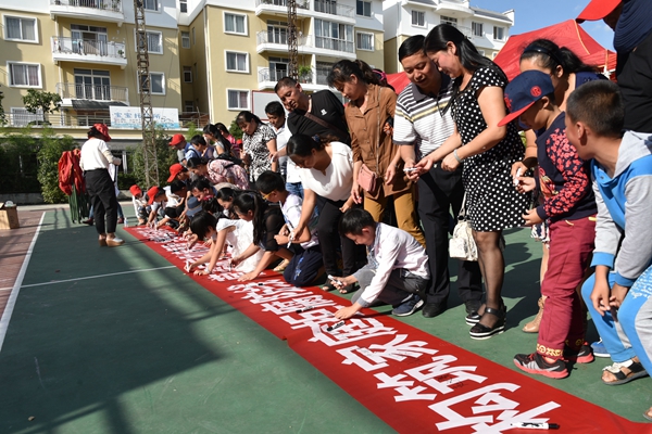 圖10：廉政宣傳進家庭 ，簽署承諾揚清風_副本.jpg