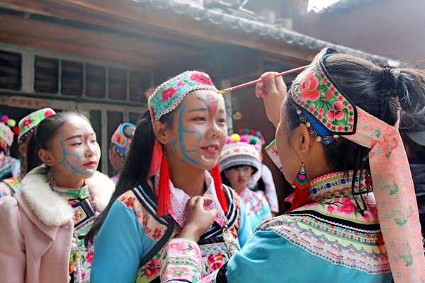 美麗彩繪盼吉祥大理祥云_副本.jpg 美麗彩繪盼吉祥大理祥云_副本.jpg