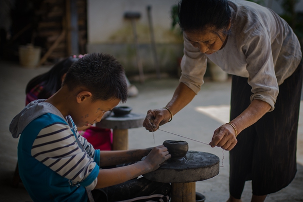 歷經世代相傳的傣鄉土陶(原圖)_副本.jpg 歷經世代相傳的傣鄉土陶(原圖)_副本.jpg