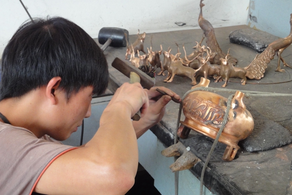 精心雕刻斑銅工藝品昆明富民_副本.jpg 精心雕刻斑銅工藝品昆明富民_副本.jpg