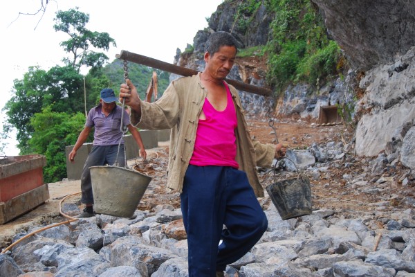 1.大山里的現(xiàn)代脊梁——李華明.jpg 1.大山里的現(xiàn)代脊梁——李華明.jpg