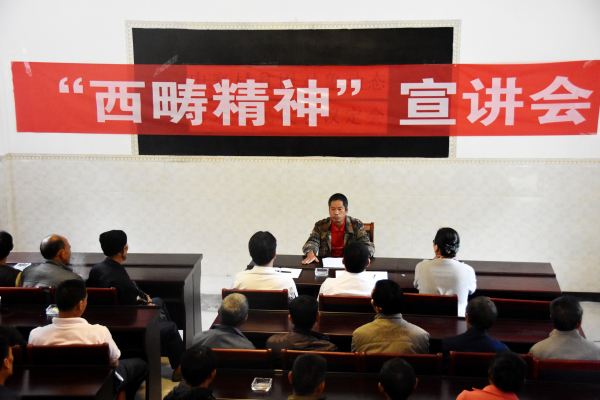 4.李華明在西疇縣雞街鄉(xiāng)中寨村委會講述帶領(lǐng)村民修路的感人事跡.jpg 4.李華明在西疇縣雞街鄉(xiāng)中寨村委會講述帶領(lǐng)村民修路的感人事跡.jpg