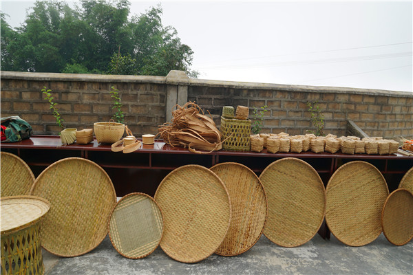08拉祜族群眾編織出的竹編生產生活用品.jpg 08拉祜族群眾編織出的竹編生產生活用品.jpg