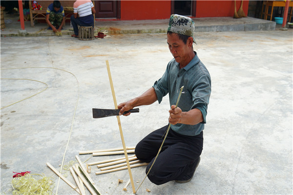 03編織前按照所需規格大小、長短剖成外內兩層的篾條.jpg 03編織前按照所需規格大小、長短剖成外內兩層的篾條.jpg