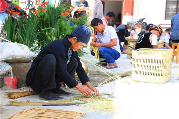 07編織時從左到右,從上到下交叉以此進行編織.jpg 07編織時從左到右,從上到下交叉以此進行編織.jpg
