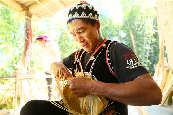05瀾滄縣富邦鄉賽罕村民在編織竹制品.jpg 05瀾滄縣富邦鄉賽罕村民在編織竹制品.jpg