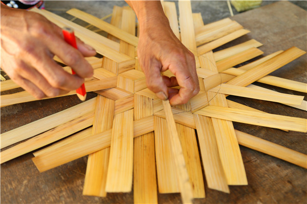 04瀾滄縣富邦鄉賽罕村民在編織竹制品.jpg 04瀾滄縣富邦鄉賽罕村民在編織竹制品.jpg