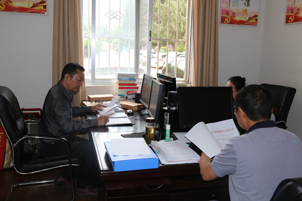 巡察組查閱資料_副本.jpg 巡察組查閱資料_副本.jpg