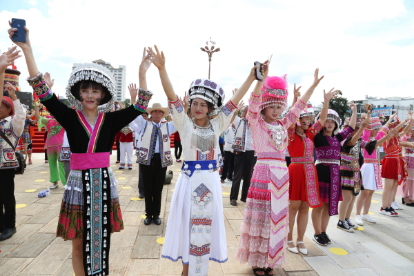 6美女教你跳弦子.jpg 6美女教你跳弦子.jpg