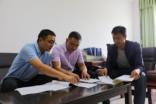 昔日軍營(yíng)老兵 今日紀(jì)檢尖兵_副本.jpg 昔日軍營(yíng)老兵 今日紀(jì)檢尖兵_副本.jpg