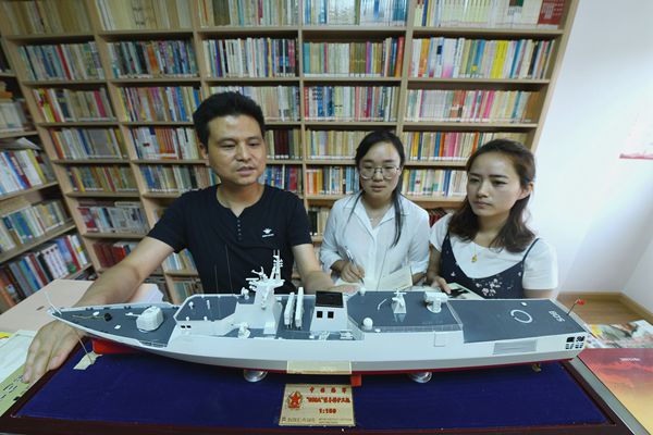 圖1:講國(guó)防故事 學(xué)軍事知_副本.jpg 圖1:講國(guó)防故事 學(xué)軍事知_副本.jpg