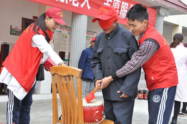 圖為青年自愿者深入敬老院關愛老人_副本.jpg 圖為青年自愿者深入敬老院關愛老人_副本.jpg