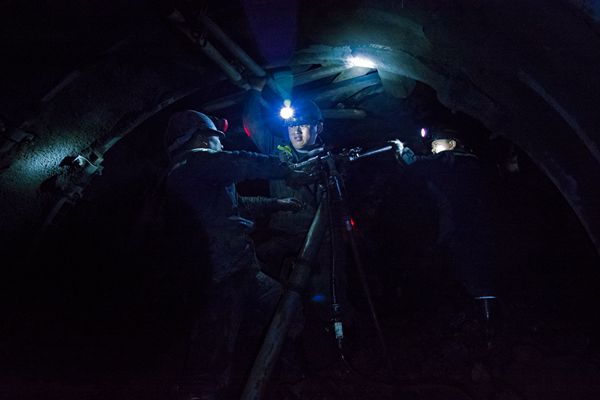 礦井深處寫青春_副本.jpg 礦井深處寫青春_副本.jpg