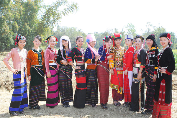 13.絢麗的德昂婦女服飾_副本.jpg 13.絢麗的德昂婦女服飾_副本.jpg