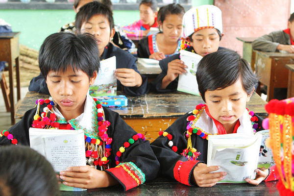 17.德昂少年在學習_副本.jpg 17.德昂少年在學習_副本.jpg