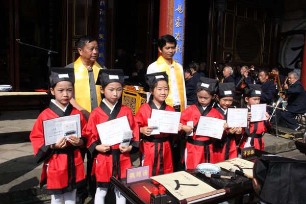 十二、授證書 贈送《弟子規》_副本.jpg 十二、授證書 贈送《弟子規》_副本.jpg