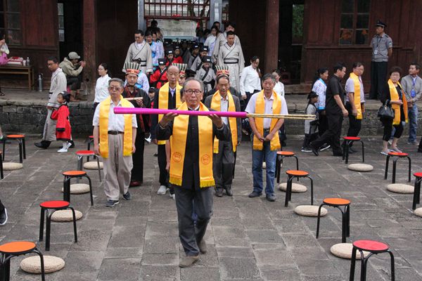 三、主祭人敬香_副本.jpg 三、主祭人敬香_副本.jpg