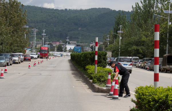 設(shè)置道路安全標(biāo)志,維護(hù)交通秩序.jpg 設(shè)置道路安全標(biāo)志,維護(hù)交通秩序.jpg