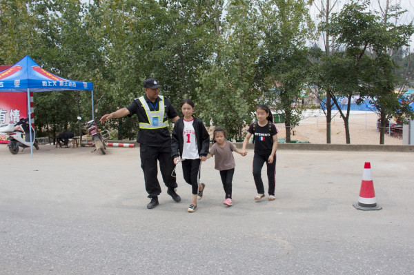 師庭坤護(hù)送學(xué)生過馬路.jpg 師庭坤護(hù)送學(xué)生過馬路.jpg