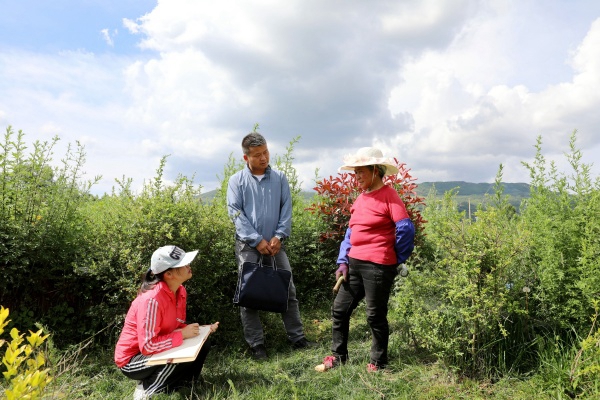 6.扶貧路上找線索.jpg 6.扶貧路上找線索.jpg