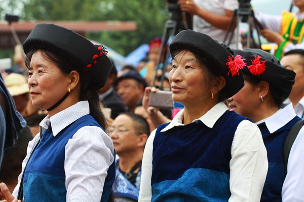 白族傳統(tǒng)服飾“衣子比袈”_副本.jpg 白族傳統(tǒng)服飾“衣子比袈”_副本.jpg