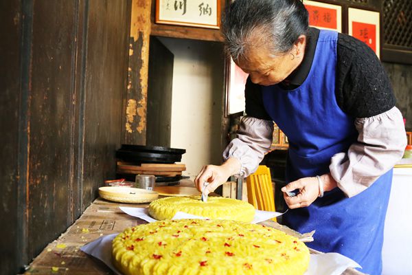 圖6:巧手點綴胭脂跡 福餅飄香過中秋_副本.jpg 圖6:巧手點綴胭脂跡 福餅飄香過中秋_副本.jpg