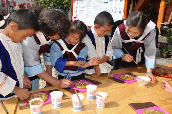 圖2:齊心協力畫團圓 民族技藝喜相傳_副本.jpg 圖2:齊心協力畫團圓 民族技藝喜相傳_副本.jpg