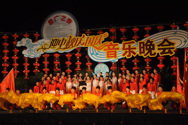 圖10:踏歌起舞邀明月 真情相伴慰鄉愁_副本.jpg 圖10:踏歌起舞邀明月 真情相伴慰鄉愁_副本.jpg