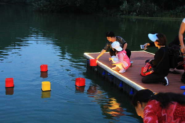 圖9:月滿中秋又相聚 五色河燈藴福愿_副本.png 圖9:月滿中秋又相聚 五色河燈藴福愿_副本.png