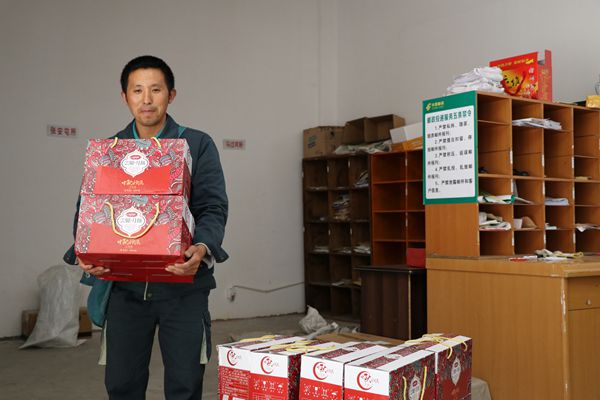 圖5:萬水千山情不斷 濃香月餅送相思_副本.jpg 圖5:萬水千山情不斷 濃香月餅送相思_副本.jpg