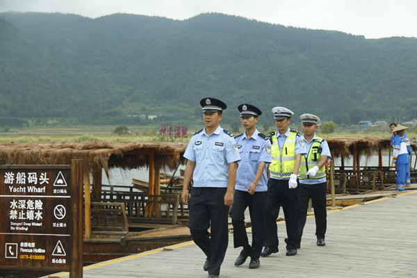 3到景區(qū)巡邏 楊定榮(領頭)_副本.jpg 3到景區(qū)巡邏 楊定榮(領頭)_副本.jpg