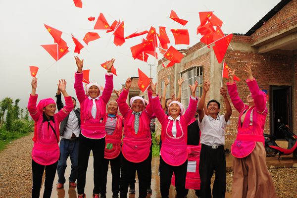 圖9:喜遷新居好夢圓 幸福不忘報黨恩_副本.jpg 圖9:喜遷新居好夢圓 幸福不忘報黨恩_副本.jpg