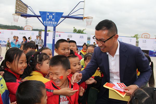 圖11:愛心引領強國夢 國旗禮中情愫生_副本.jpg 圖11:愛心引領強國夢 國旗禮中情愫生_副本.jpg