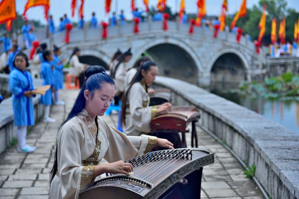 圖2“古琴典韻浸學海 漢制儒禮迎國慶_副本.jpg 圖2“古琴典韻浸學海 漢制儒禮迎國慶_副本.jpg