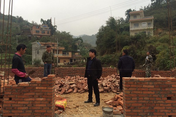 2017.12.7查看大理松群眾建房2_副本.jpg 2017.12.7查看大理松群眾建房2_副本.jpg