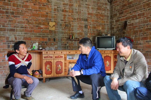 與貧困戶交談.jpg 與貧困戶交談.jpg