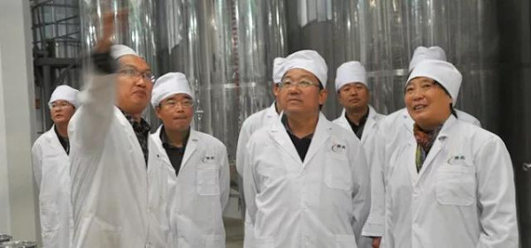 到車間考察(右一).jpg 到車間考察(右一).jpg