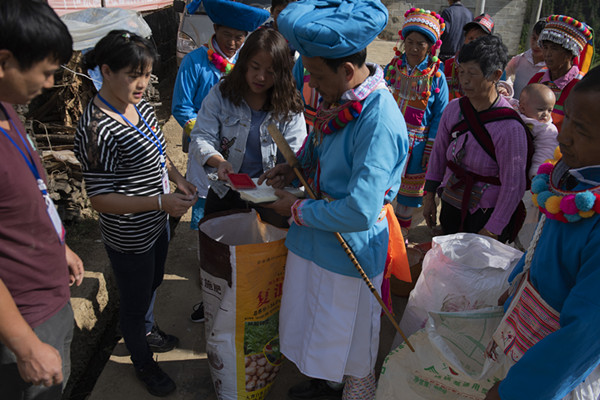 4 李莉(左二)發(fā)放復合肥_副本.jpg 4 李莉(左二)發(fā)放復合肥_副本.jpg