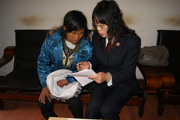 耐心細致的向來訪群眾解釋相關(guān)法律問題 張桂瓊(右一)_副本.jpg 耐心細致的向來訪群眾解釋相關(guān)法律問題 張桂瓊(右一)_副本.jpg