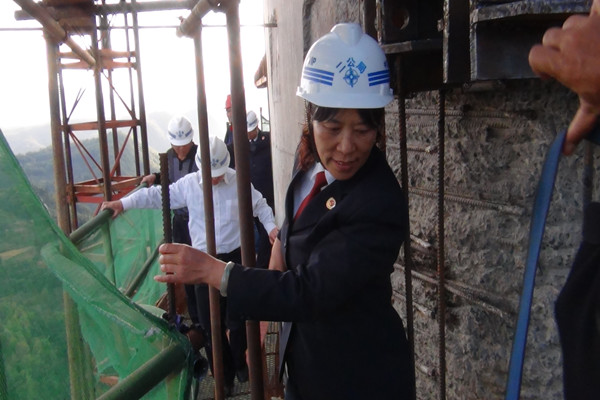 到龍江大橋開展法律宣傳_副本.jpg 到龍江大橋開展法律宣傳_副本.jpg